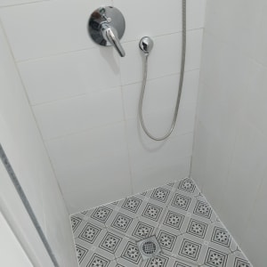 ברז מקלחת עם צינור ומרצפות מעוצבות