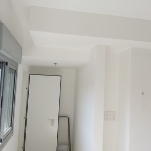 חדר עם קירות גבס ודלת לבנה