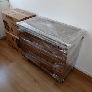 ארון עטוף בניילון לצד קרטונים מוכנים להובלה