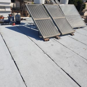 גג עם יריעות איטום וכלי עבודה לאיטום