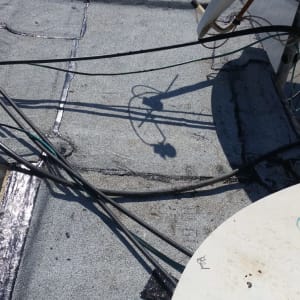 גג אטום עם יריעות ביטומניות וכבלים