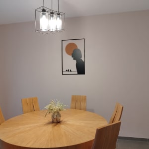 תמונה של ציור עם צללית אדם ושמש כתומה