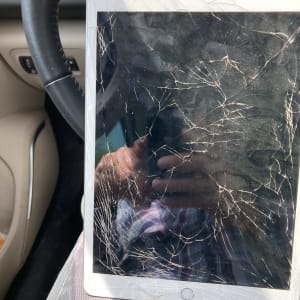 מסך אייפד שבור עם סדקים רבים