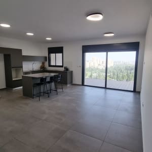 תאורה תקרה עגולה מותקנת בחדר מודרני