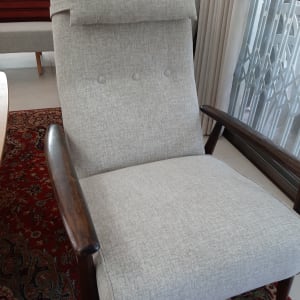 כיסא מרופד בבד אפור עם כרית ראש
