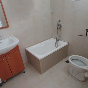 חדר אמבטיה עם כיור, אמבטיה ואסלה