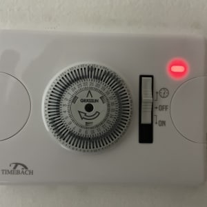 טיימר חשמלי עם מחוגה ואור אדום דולק