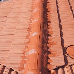 איטום גג רעפים עם חומר אטימה כתום