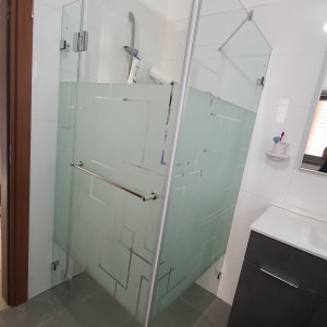 מקלחון זכוכית עם דלת ומקלחת יד