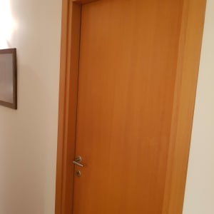 דלת עץ עם ידית מתכת