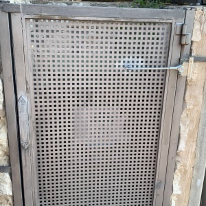 שער מתכת עם דוגמת ריבועים קטנים ומנגנון סגירה