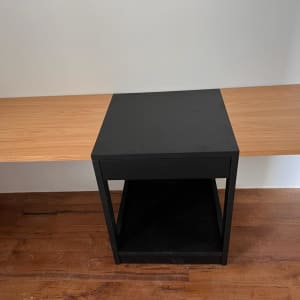 שולחן עץ עם מדף שחור במרכז