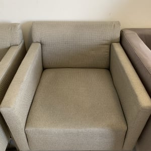 ספה אפורה עם כתמים על המושב