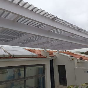 פרגולה מאלומיניום עם גג שקוף למחצה