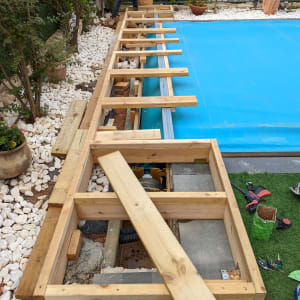 הקונסטרוקציה מתחת לדק