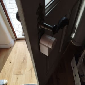 ידית דלת מתכתית עם מנעול חכם מותקן