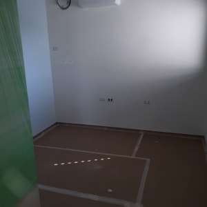 חדר עם קירות צבועים, רצפה מכוסה בניילון