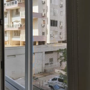 חלון אלומיניום עם מסגרת לבנה