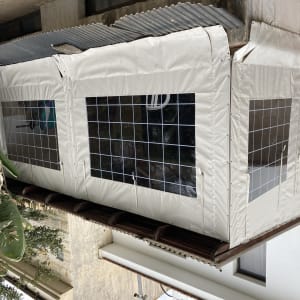 סוכך לבן עם חלונות פלסטיק מרובעים
