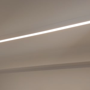 תאורת לד ארוכה מותקנת בתקרה לבנה