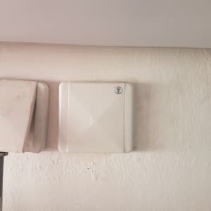 תיבת חיבורים חשמלית על קיר לבן