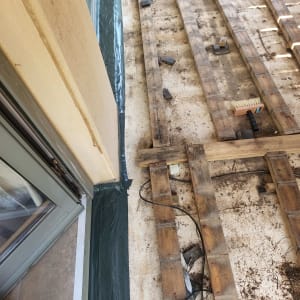 קרשים מונחים על רצפה עם כלי עבודה וחוטים