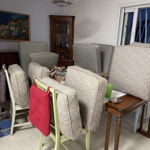 כריות ספה מונחות על כיסאות לניקוי