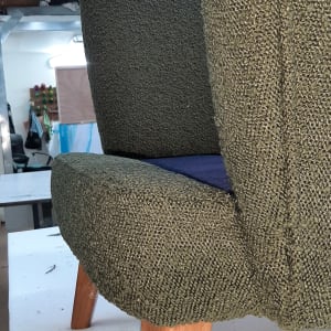 ריפוד ירוק על כיסא עם רגלי עץ