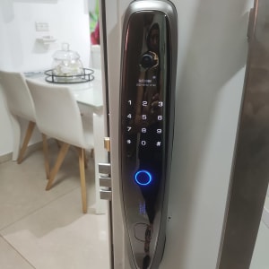 מנעול דיגיטלי עם לוח מקשים מואר על דלת