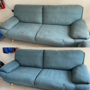 ספה כחולה לפני ואחרי ניקוי עם כתמים ונקייה