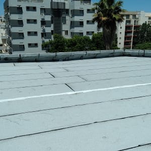 גג אטום עם יריעות ביטומניות ואיטום קצוות