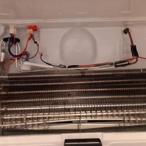 סליל קירור עם חוטים ומחברים במקרר