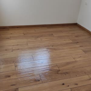 רצפת עץ נקייה ומבריקה בחדר ריק