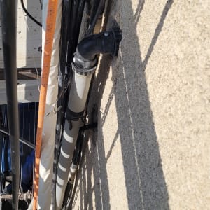 צינורות וכבלים מחוברים לקיר חיצוני