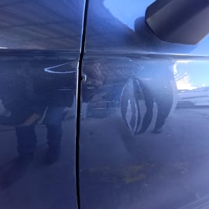 מכונית כחולה עם שריטות על הדלת