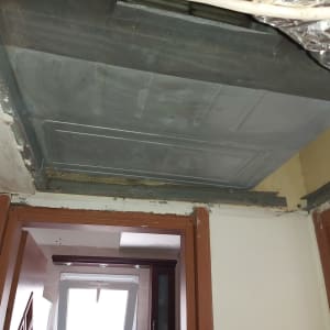 תקרת גבס עם מסגרת מתכת בחדר