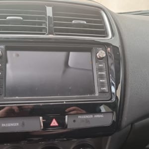 מערכת מולטימדיה לרכב עם כפתורי שליטה