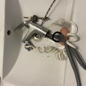 ברז כיור מפורק עם צינורות גמישים