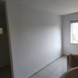 קיר צבוע בלבן בחדר עם חלון