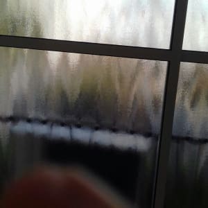 חלון זכוכית עם מסגרת אלומיניום