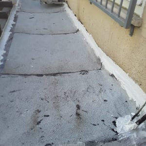 איטום גג עם חומר לבן לאורך הקצוות