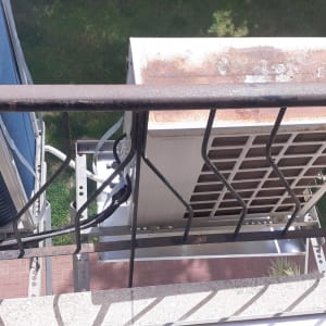 יחידת מיזוג אוויר חיצונית עם חלודה על הגג