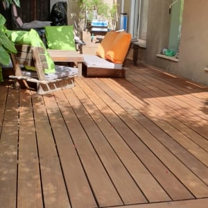 רצפת עץ עם כריות צבעוניות בגינה