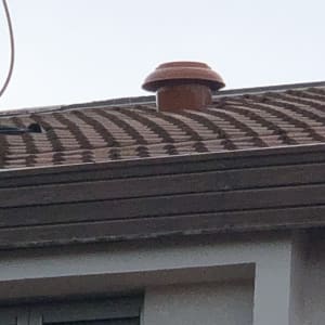 ארובה עגולה על גג רעפים אדום