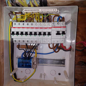 לוח חשמל עם חוטים ומפסקים