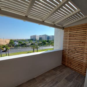 מרפסת עם קיר עץ ורצפת עץ