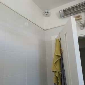 מצלמת אבטחה מותקנת בפינת חדר עליון