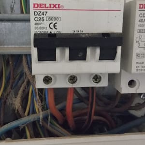 מפסק חשמלי עם חוטים צבעוניים מחוברים