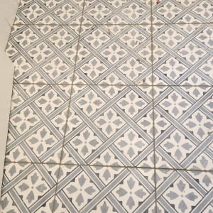 ריצוף קרמיקה עם כלי עבודה להתקנה