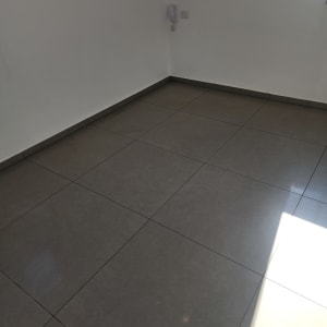 רצפה נקייה עם אריחים אפורים מבריקים